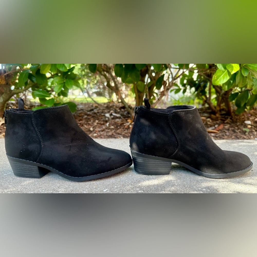 Old Navy Girls Booties Size 2 Girls
Black Faux Suede Ankle Boots
Fashion Zip Up